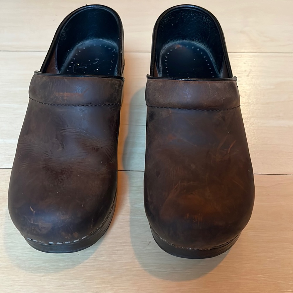 Dansko Clogs size EU 37, Women’s 6.5 - 7 US in Great condition (Brown)